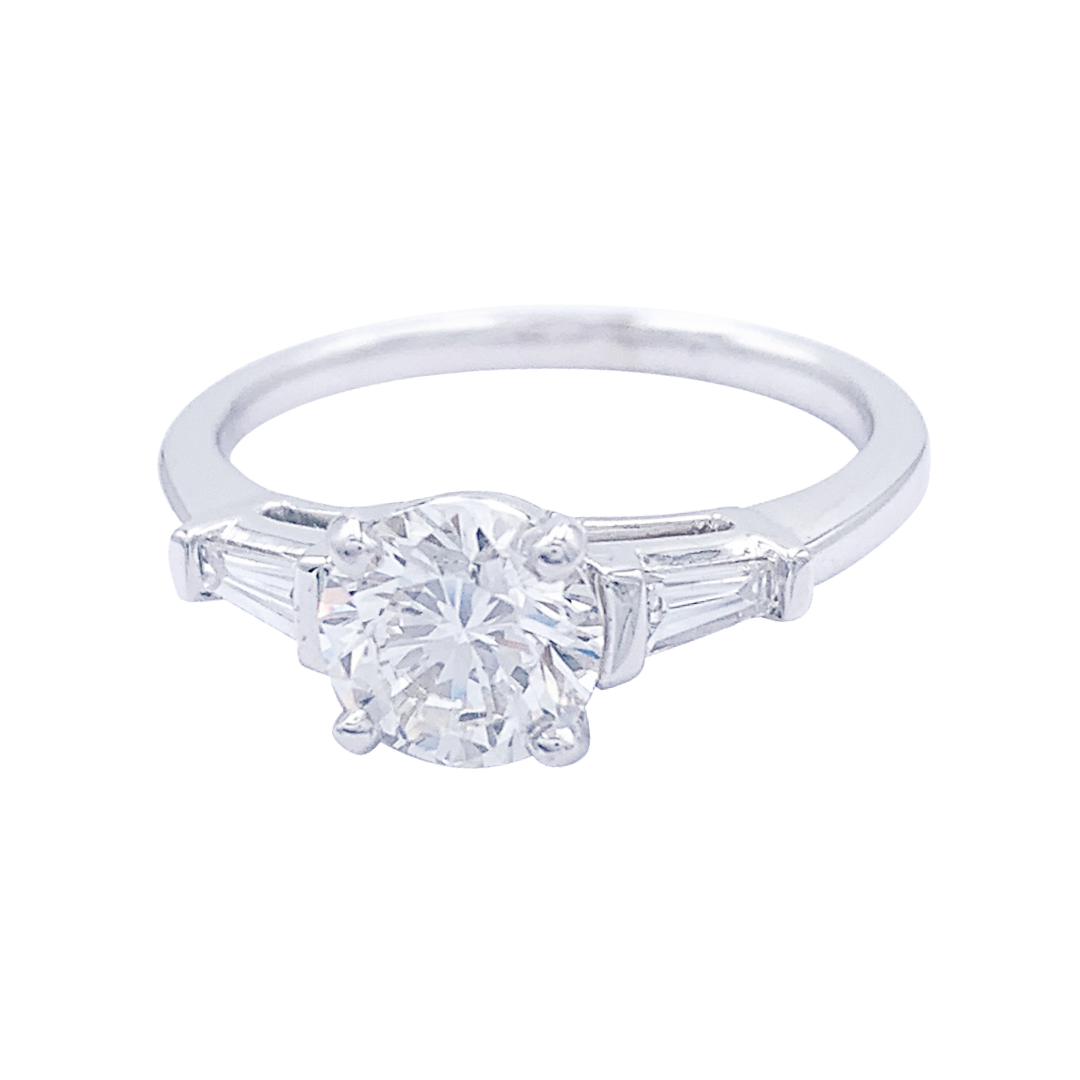 Bague solitaire accompagné de diamants baguette.