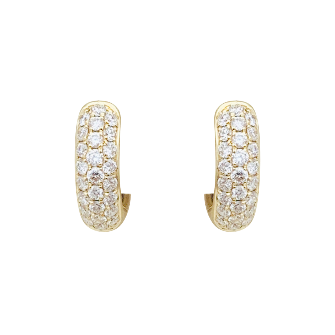 Par de pendientes de aro en oro amarillo con diamantes.