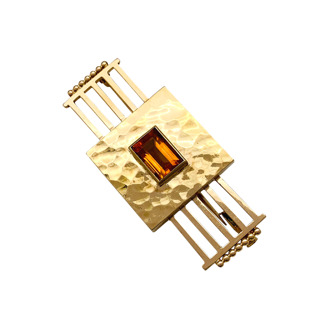 Une broche géométrique signée Jean Desprès en or jaune 750/000 martelé et lisse, centrée d’une citrine rectangulaire. Poids brut: 17,2 grammes.