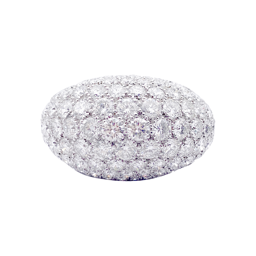 Anillo cúpula, oro blanco, diamantes.