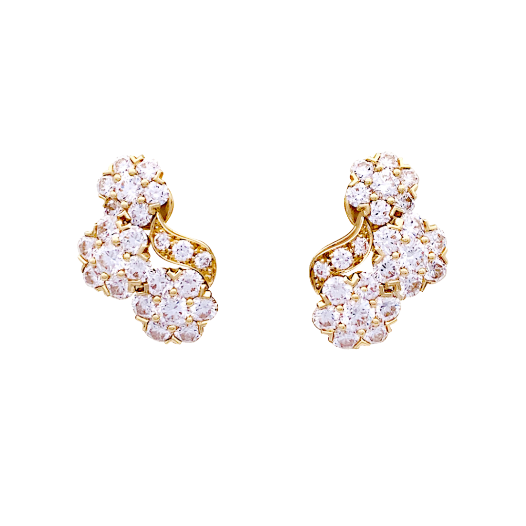Pendientes “Snowflake” de Van Cleef & Arpels, oro amarillo, diamantes.