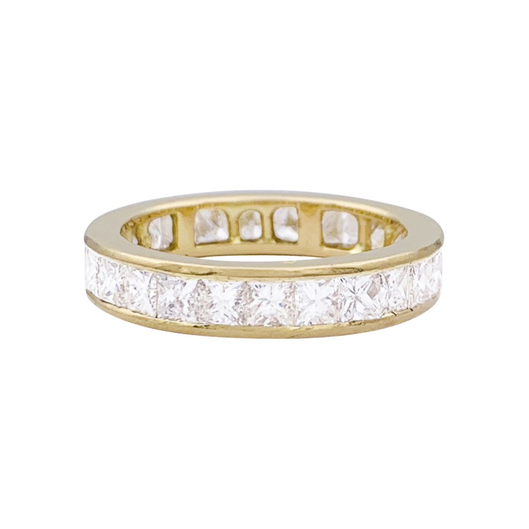 Alianza de boda con diamantes de princesa de círculo completo.