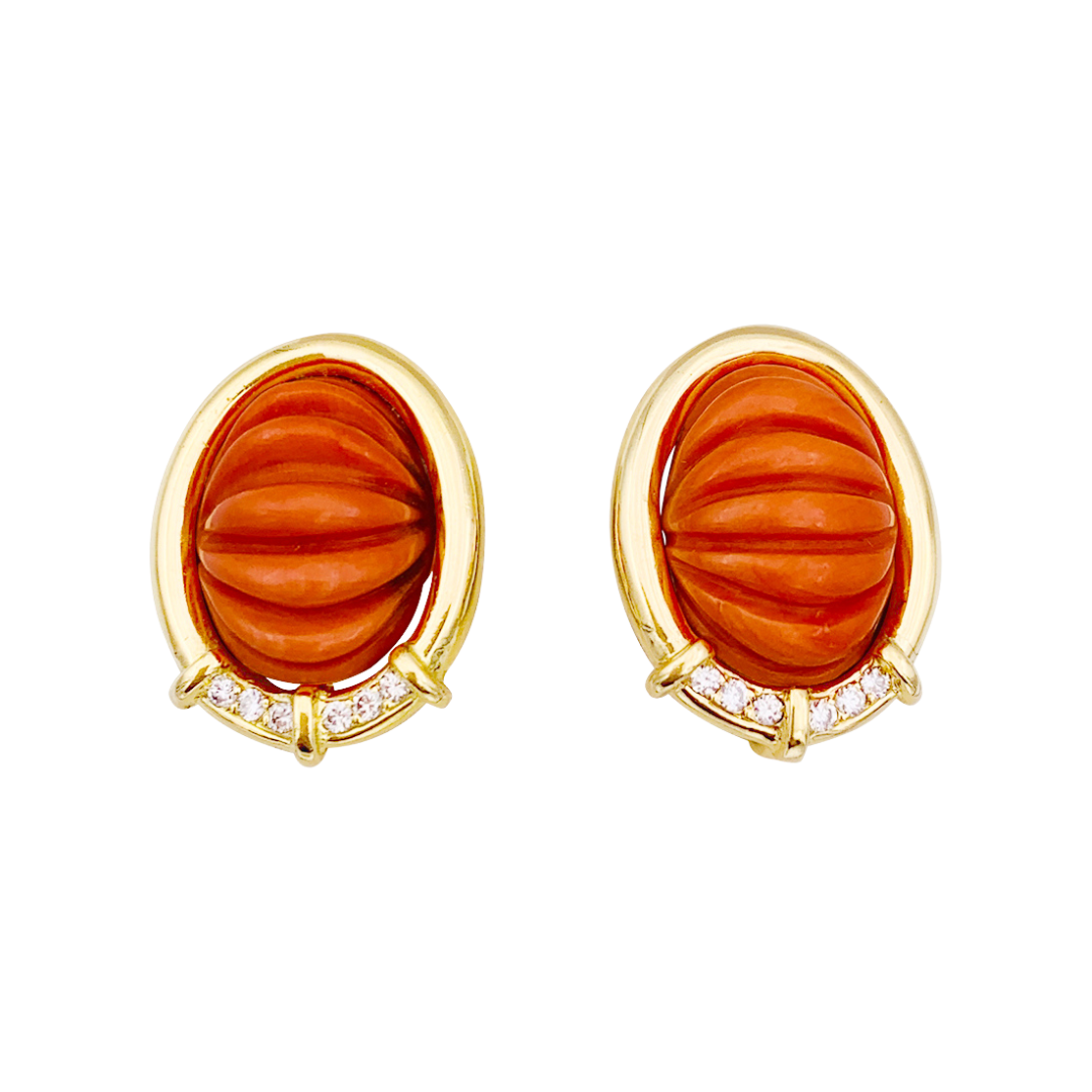 Pendientes de clip de oro amarillo, coral y diamantes.
