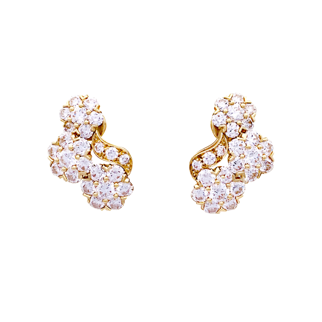 Pendientes “Snowflake” de Van Cleef & Arpels, oro amarillo, diamantes.