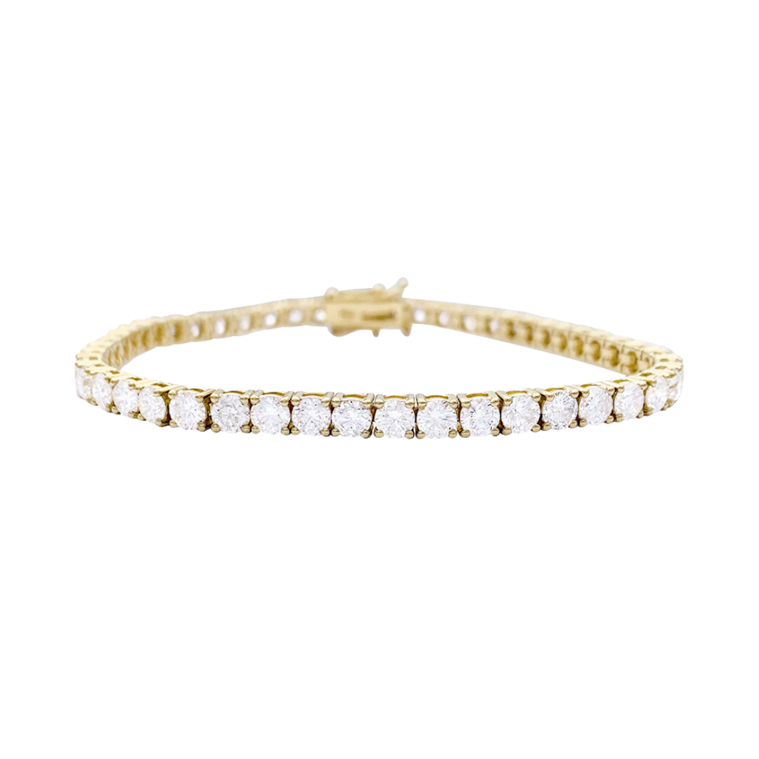 Pulsera de oro amarillo con línea de diamantes.