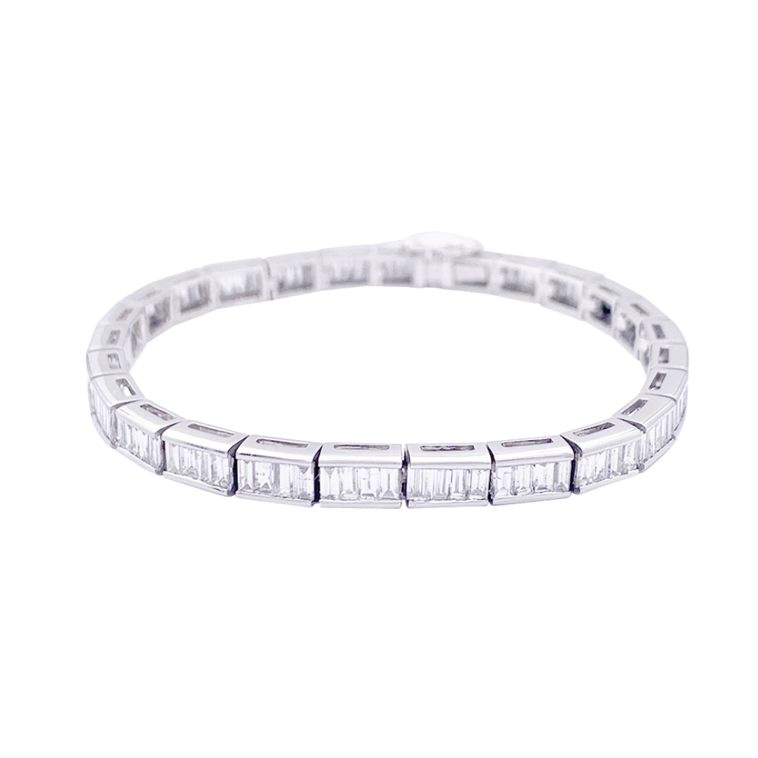 Pulsera Line, oro blanco y diamantes talla baguette.