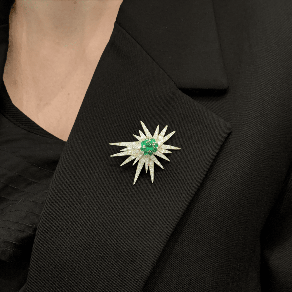 Broche "Étoile", or blanc, platine, émeraudes et diamants. 5