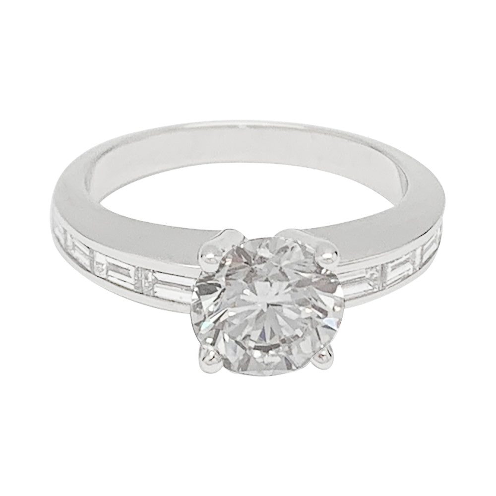 Bague solitaire accompagné de diamants baguette. 1