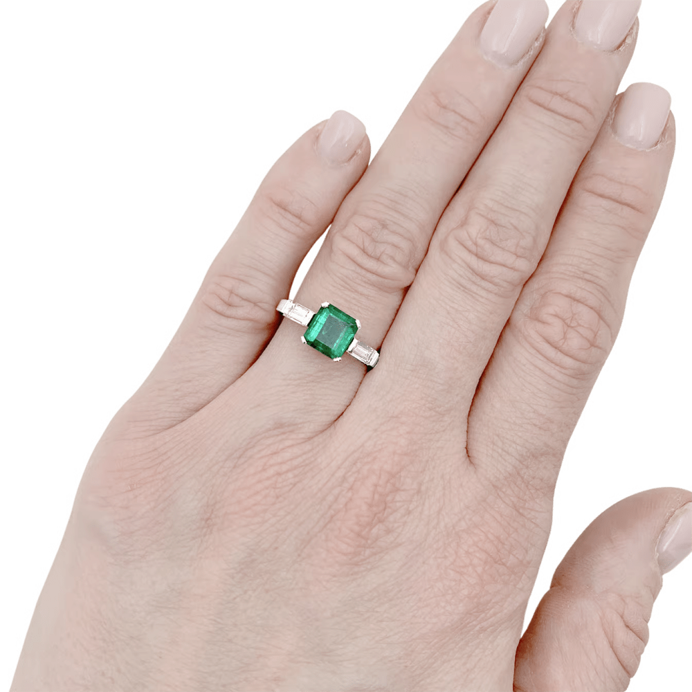 Bague deux tons d'or, émeraude et diamants. 5