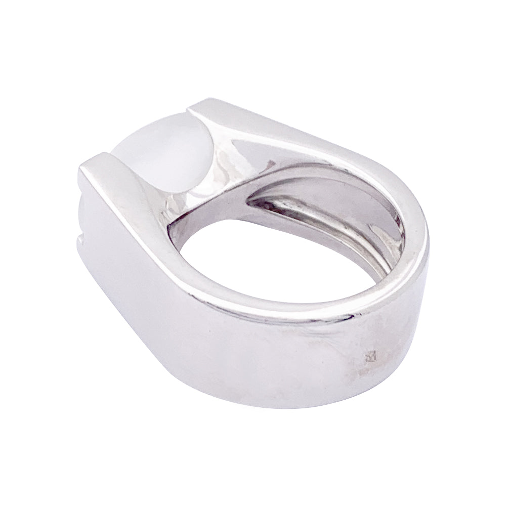 Bague Cartier, "Tankissime" or blanc, pierre de lune. 1