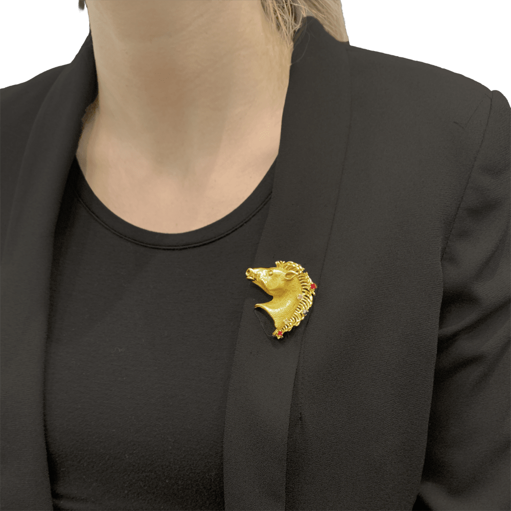 Broche "protomée de cheval", or jaune, diamants, rubis, saphir et émeraude. 6
