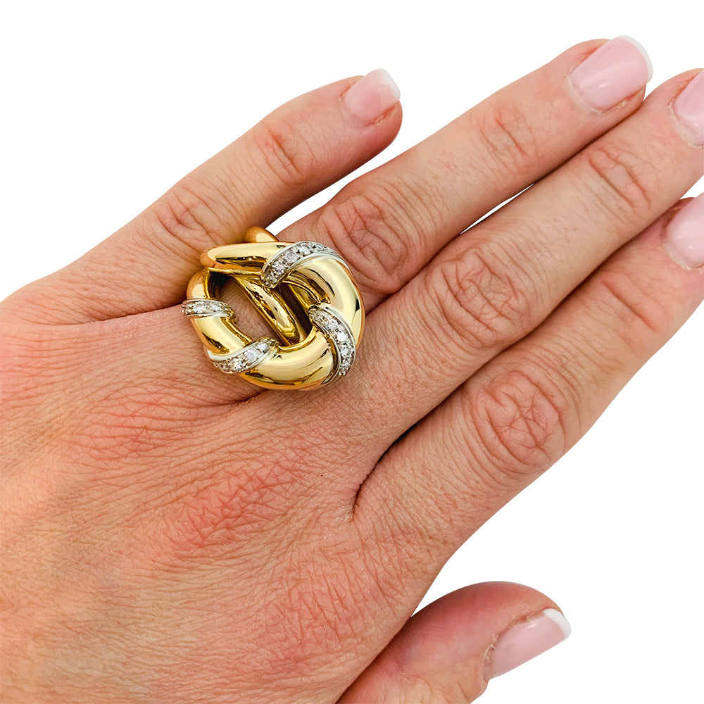 Une bague “Noeud de 8” en or jaune et blanc, rehaussée de diamants taille 8/8. Poids brut: 18,1 grammes. 3
