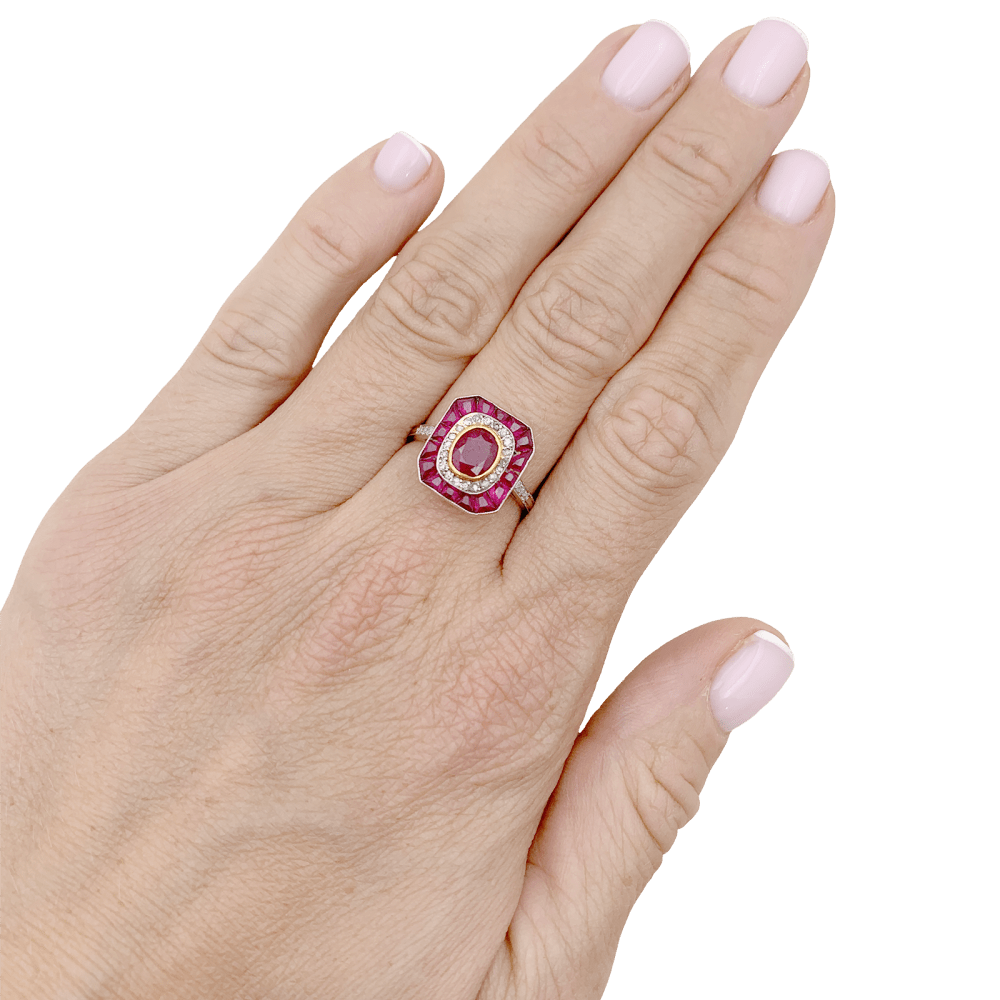 Bague platine, or sertie de rubis et diamants. 5