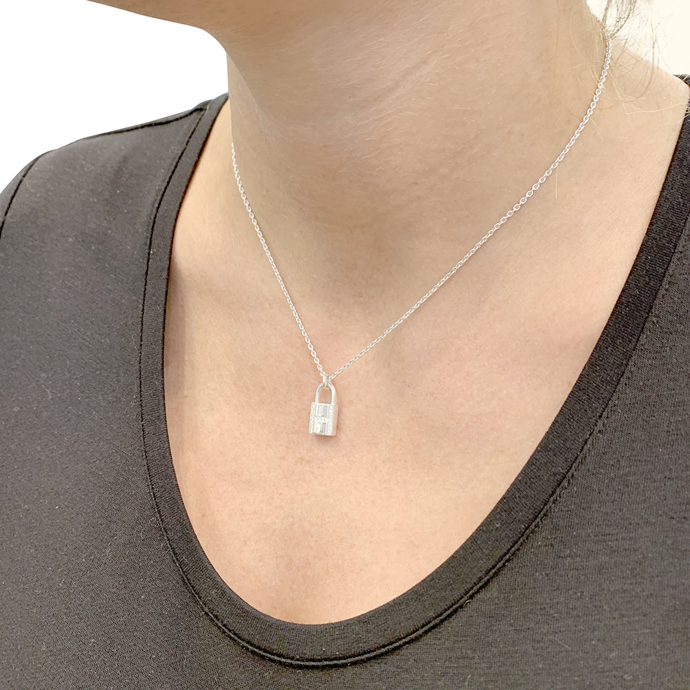 Collier Hermès "Kelly Cadenas" or blanc, diamants. 4