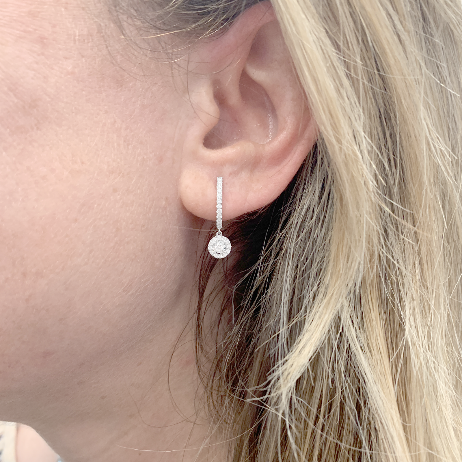 Paire de créoles or blanc, diamants. 5