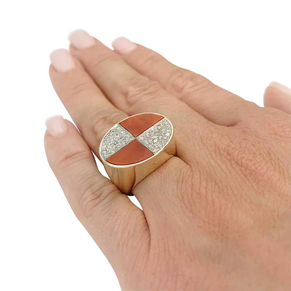 Chevalière vintage deux ors, corail et diamants. 5