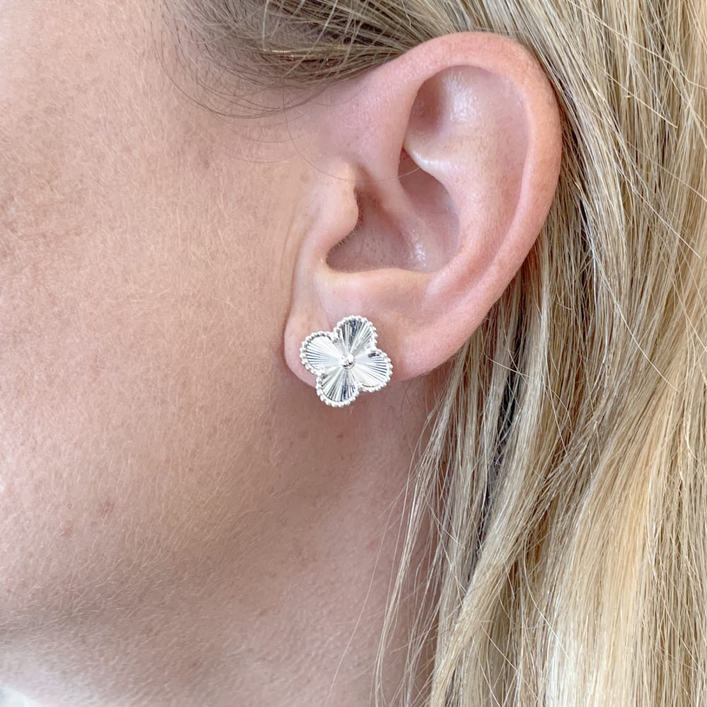 Boucles d'oreilles Van Cleef & Arpels, "Vintage Alhambra", or blanc. 5