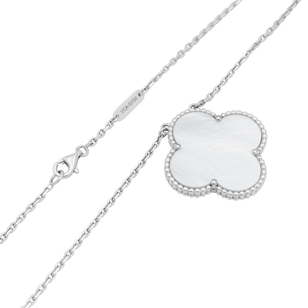 Collier Van Cleef & Arpels, "Magic Alhambra", or blanc, nacre. 3