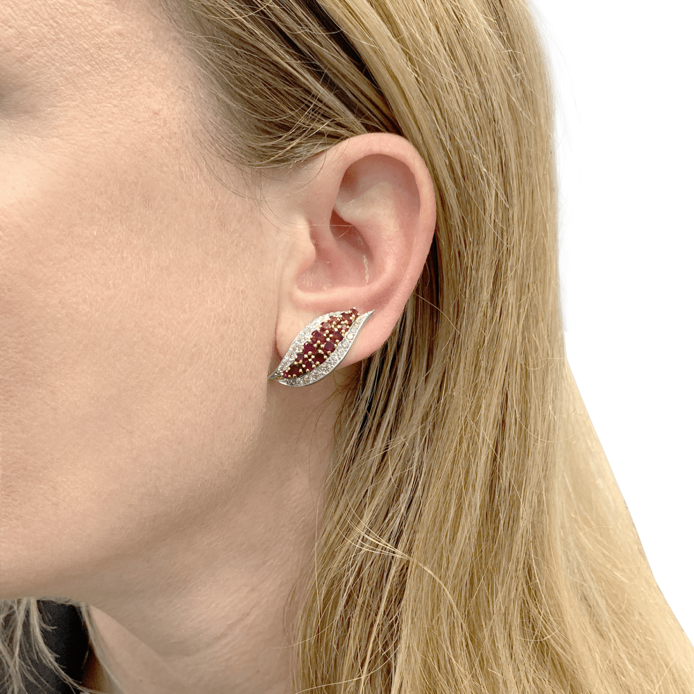 Boucles d'oreilles platine, or jaune, rubis et diamants. 7