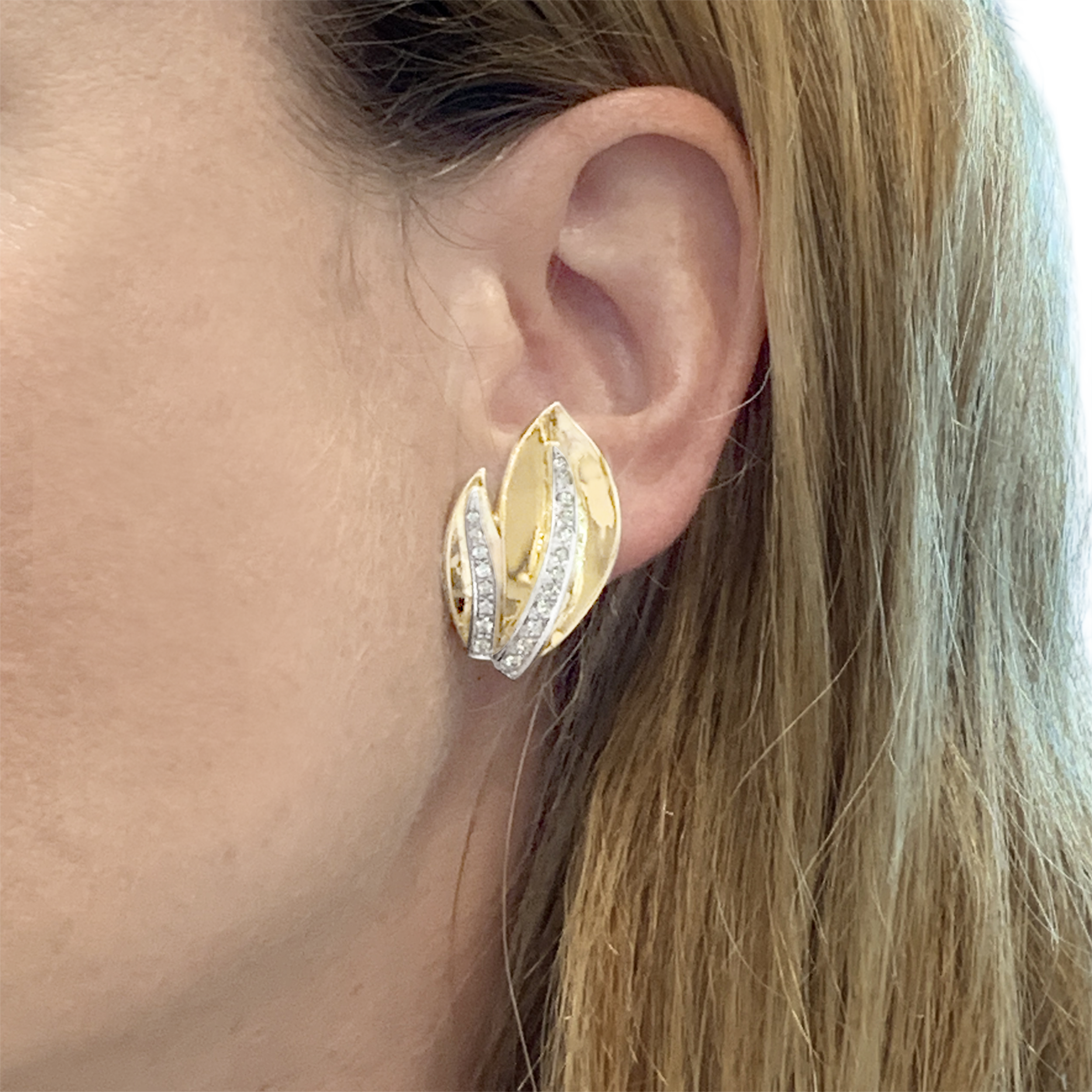 Boucles d'oreilles "Feuilles", deux tons d'or et diamants. 5