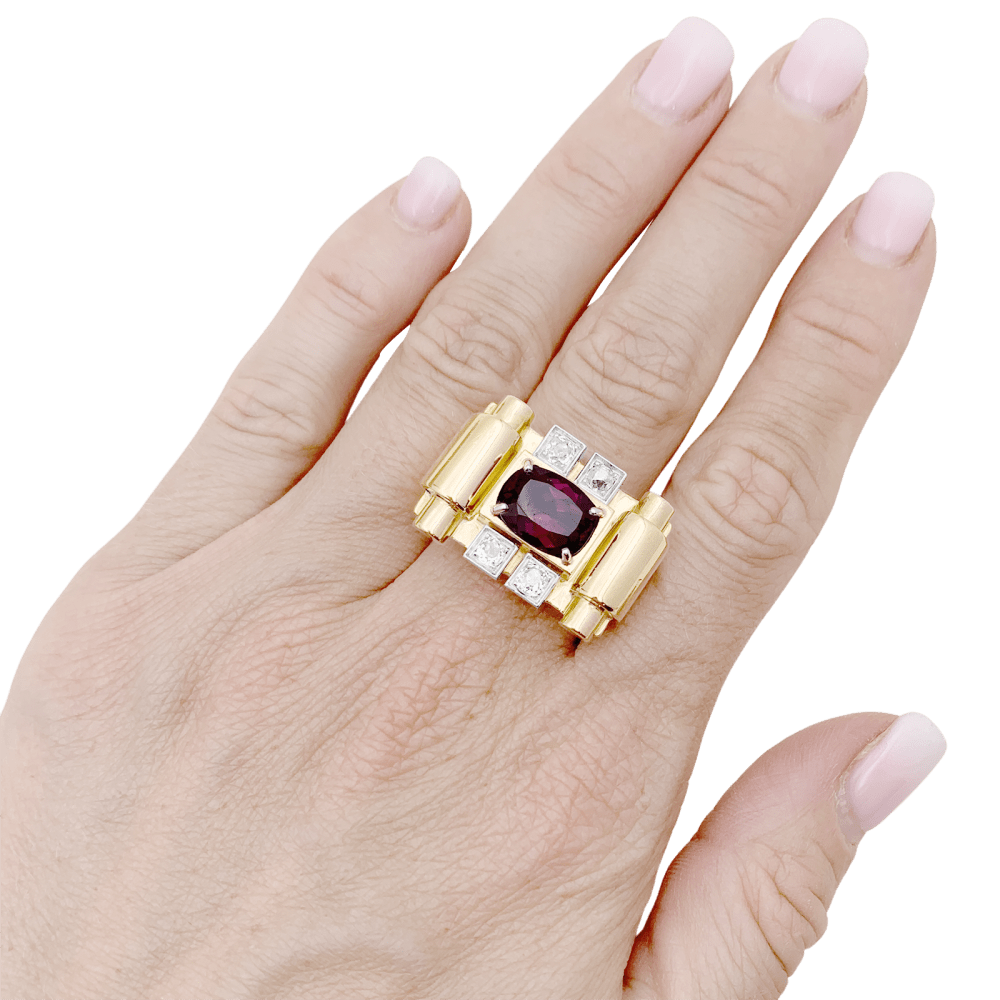 Bague "tank", deux tons d'or, grenat et diamants. 5