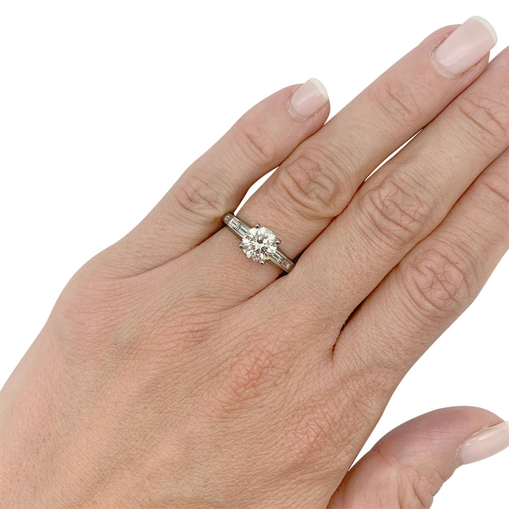 Bague solitaire accompagné de diamants baguette. 8