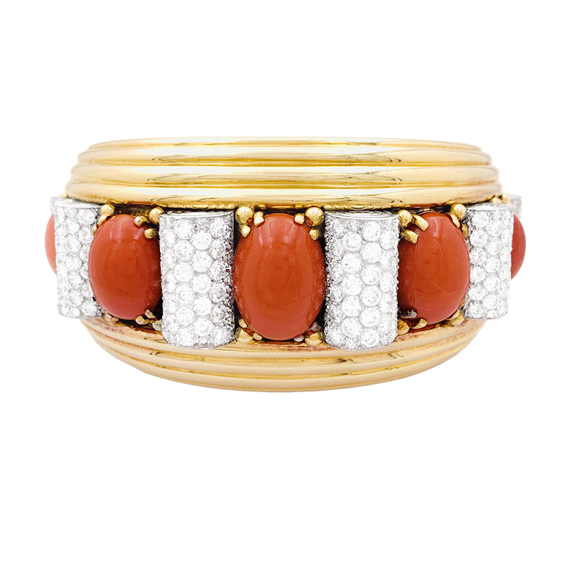 Important jonc attribué à René Boivin, platine, or jaune, corail et diamants. 1