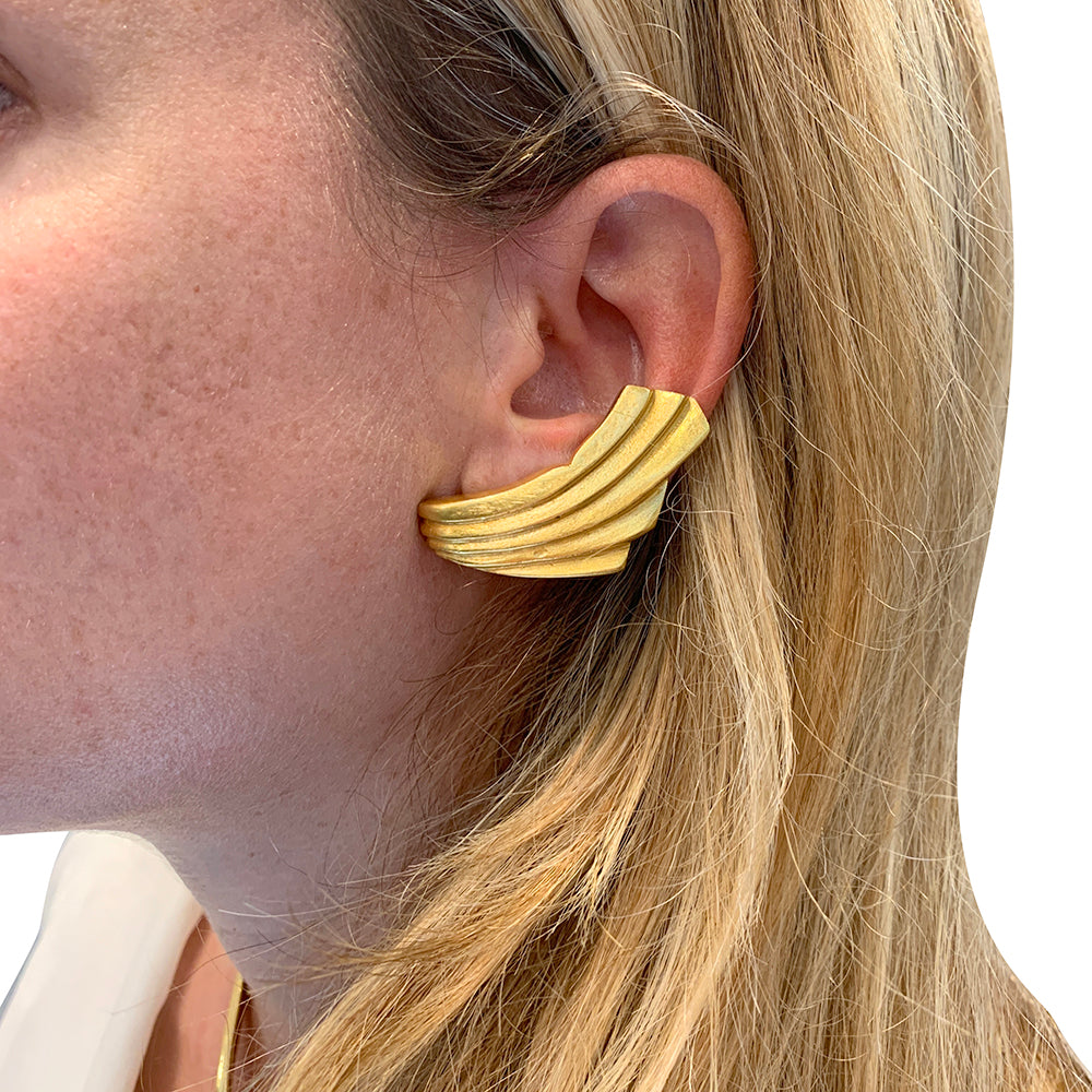 Une paire de boucles d’oreilles signée Ilia Lalaounis en or jaune 750/000, doré à l’or fin, drapée. Poids brut: 38,3 grammes. 5