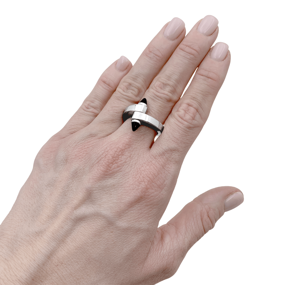 Bague Cartier, "Menottes", or blanc et onyx. 7