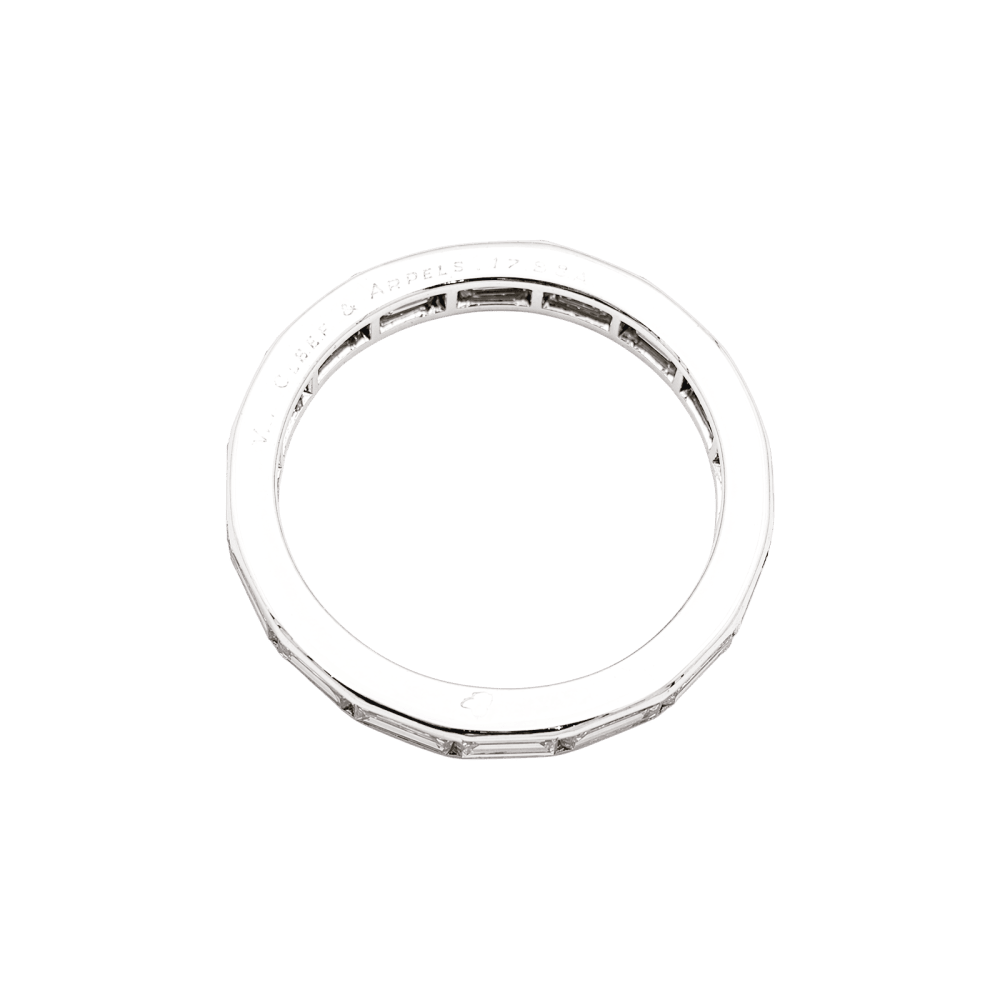 Bague Van Cleef & Arpels, alliance "Romance", platine et diamants baguettes. 3