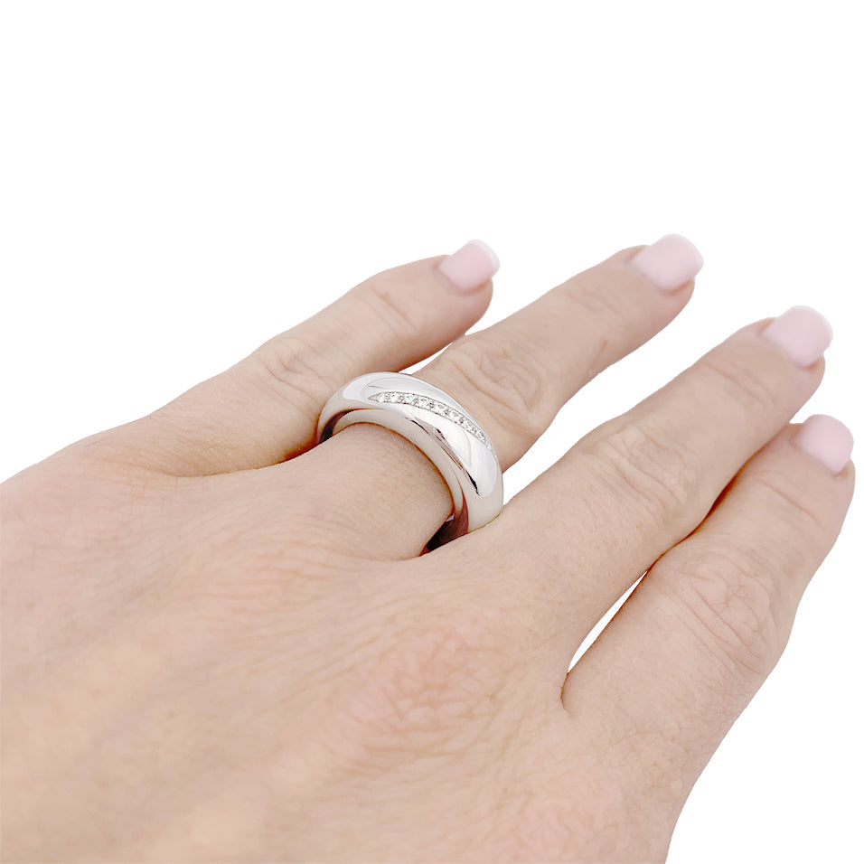 Bague Chaumet "Anneau" or blanc, diamants. 5