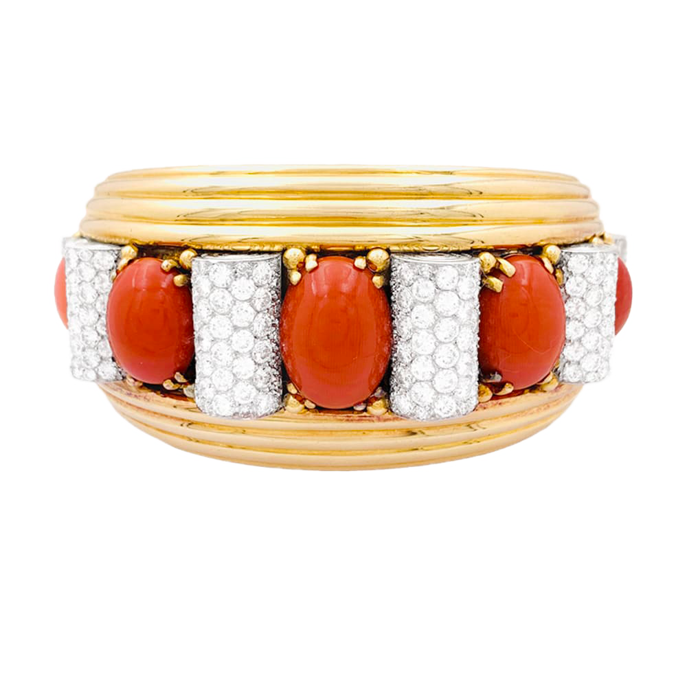 Important jonc attribué à René Boivin, platine, or jaune, corail et diamants.