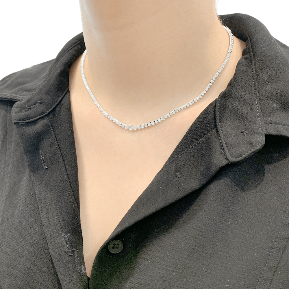 Collier rivière en or blanc et diamants. 10