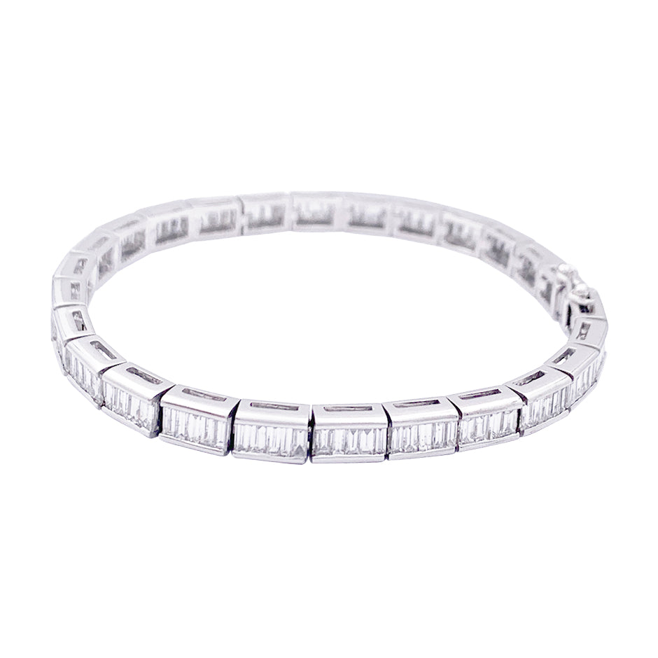 Bracelet ligne, or blanc et diamants taille baguette. 4