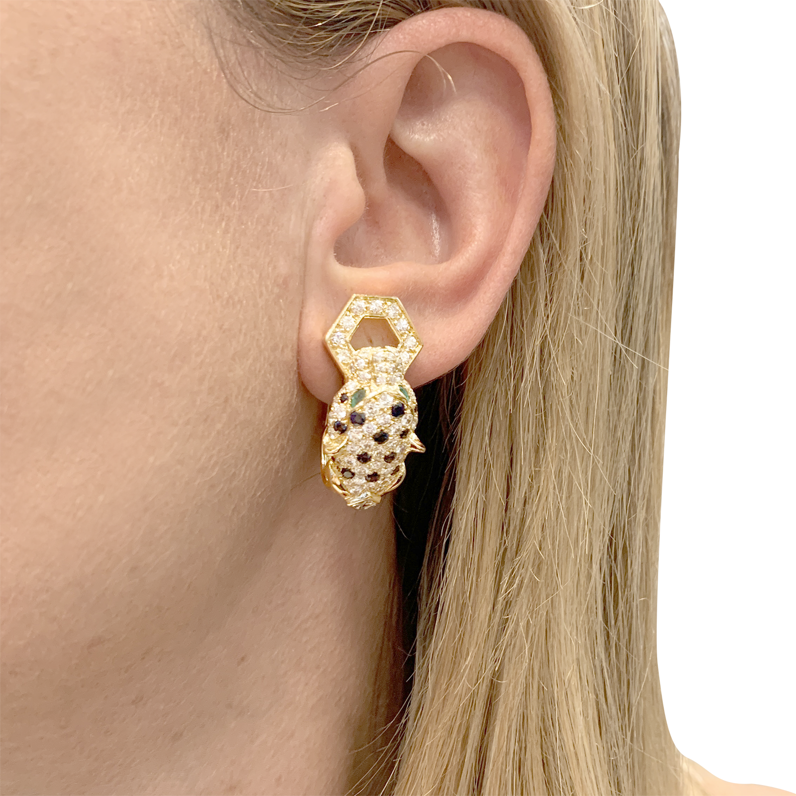 Clips d'oreilles O.J. PERRIN, or jaune, diamants, saphirs et émeraudes. 5