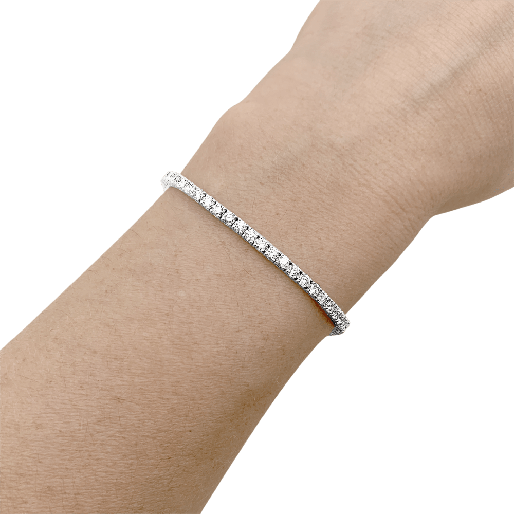 Bracelet ligne, or blanc et diamants. 5