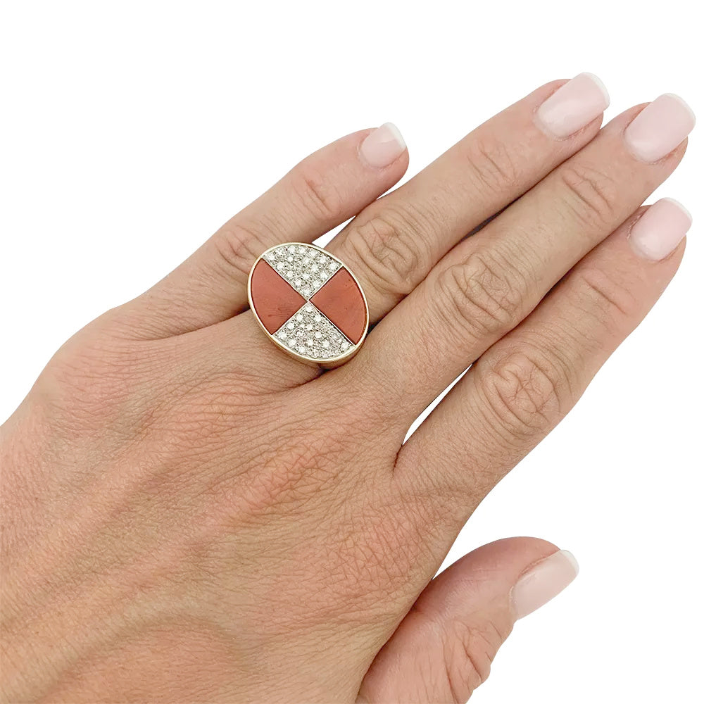 Chevalière vintage deux ors, corail et diamants. 6