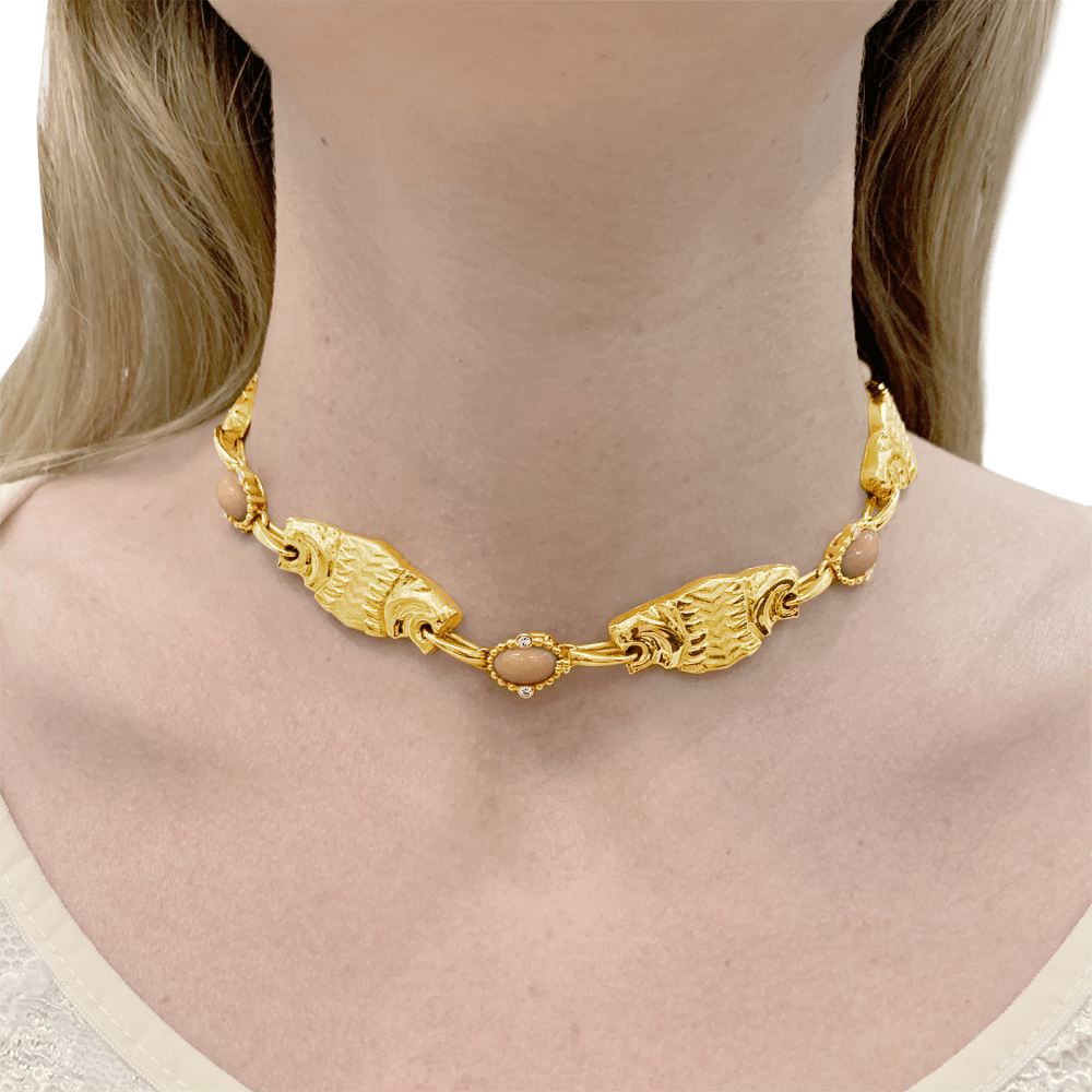 Demi-parure "Lions" transformable, or jaune, diamants, corail, chrysoprase. 11