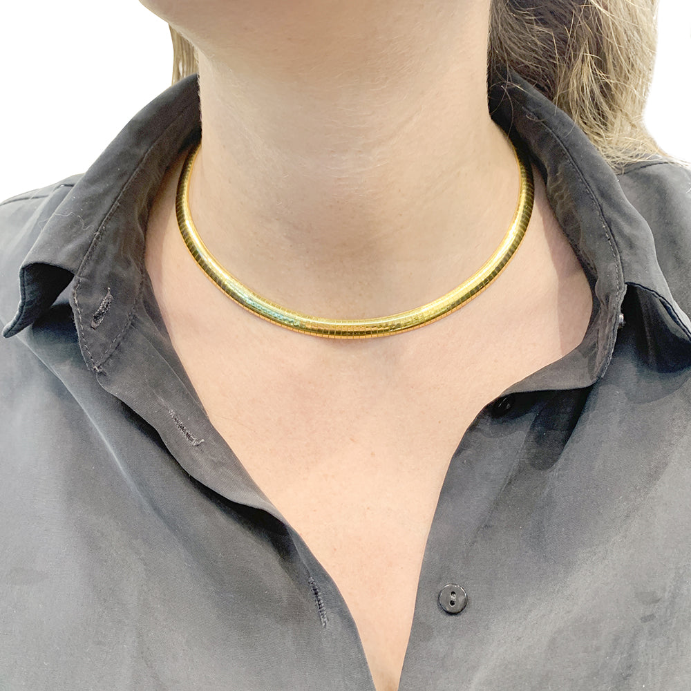 Collier vintage omega or jaune. 4