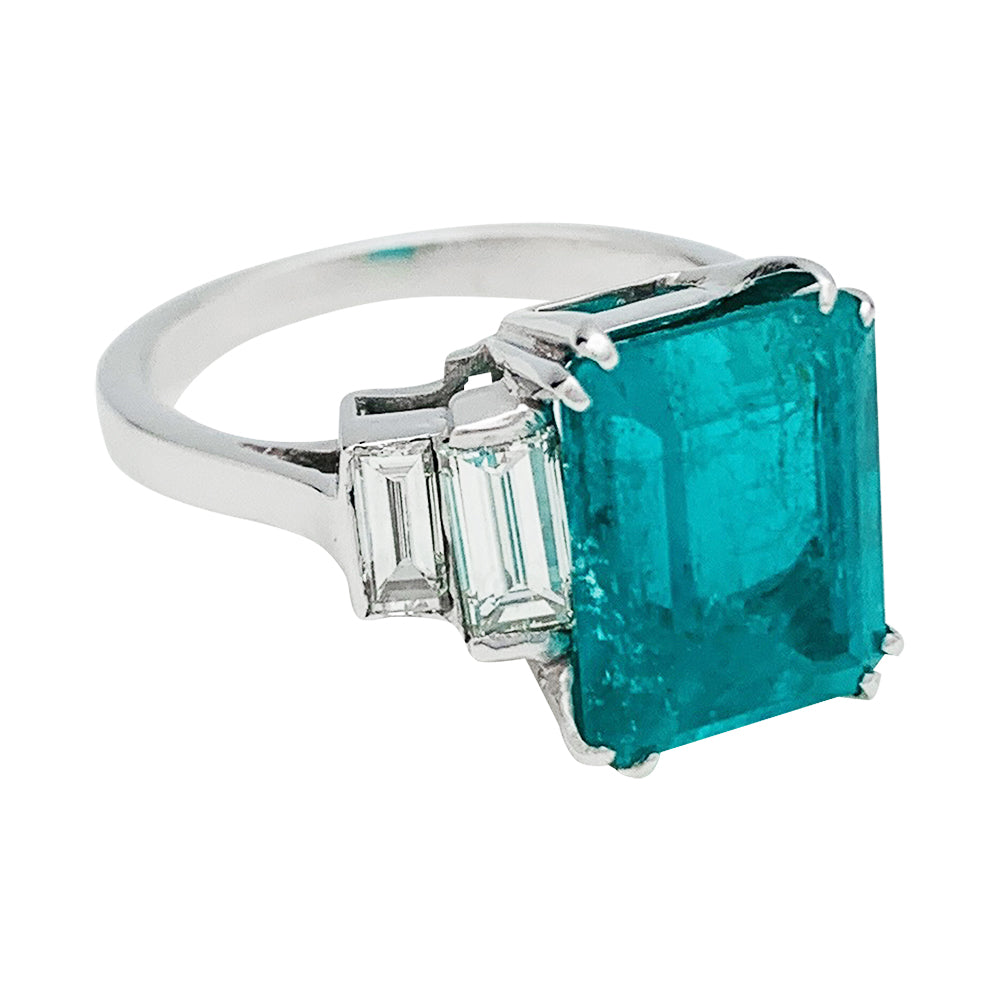 Bague or blanc, émeraude 5.90 cts, diamants. 5