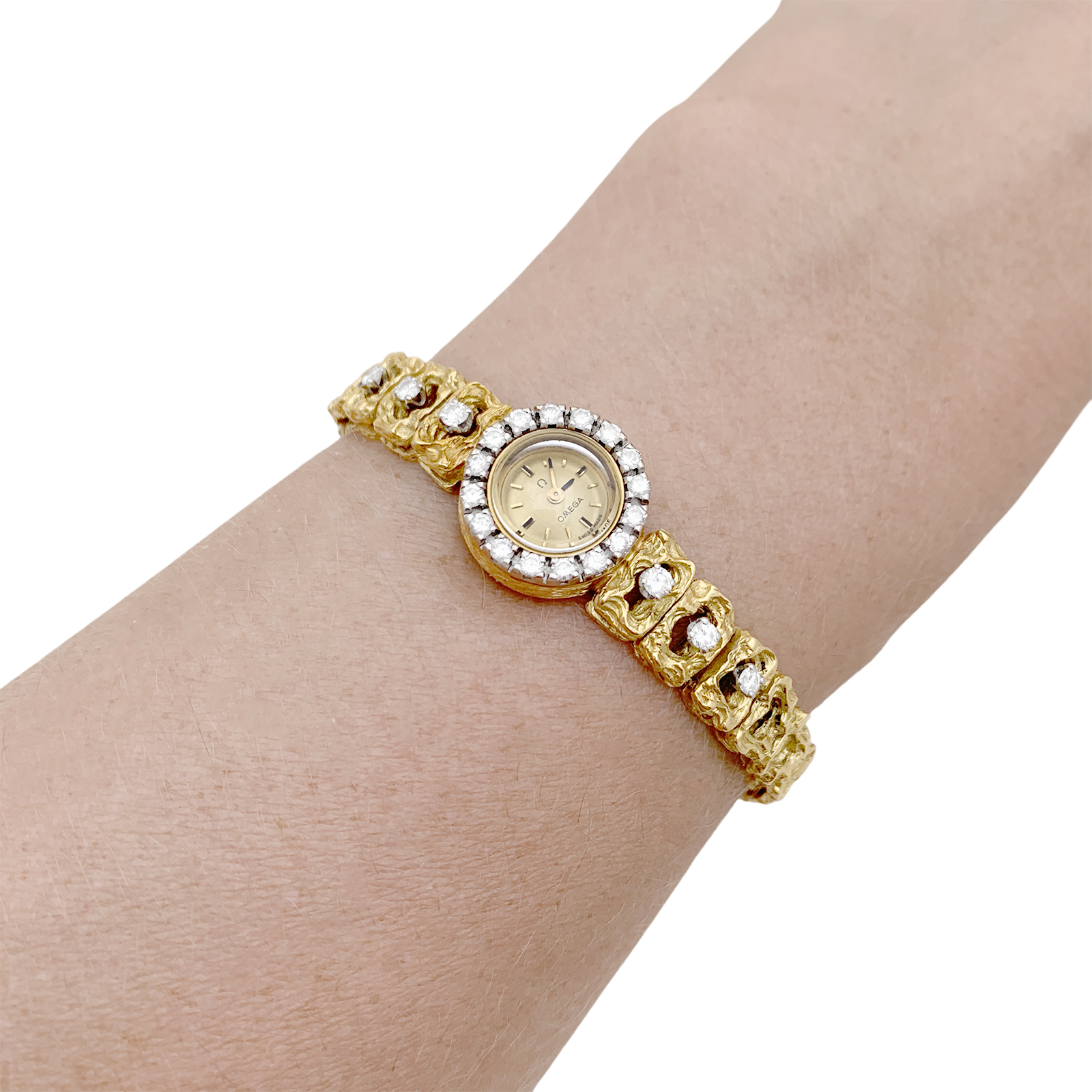 Montre de dame Omega vintage, deux ors, diamants. 5