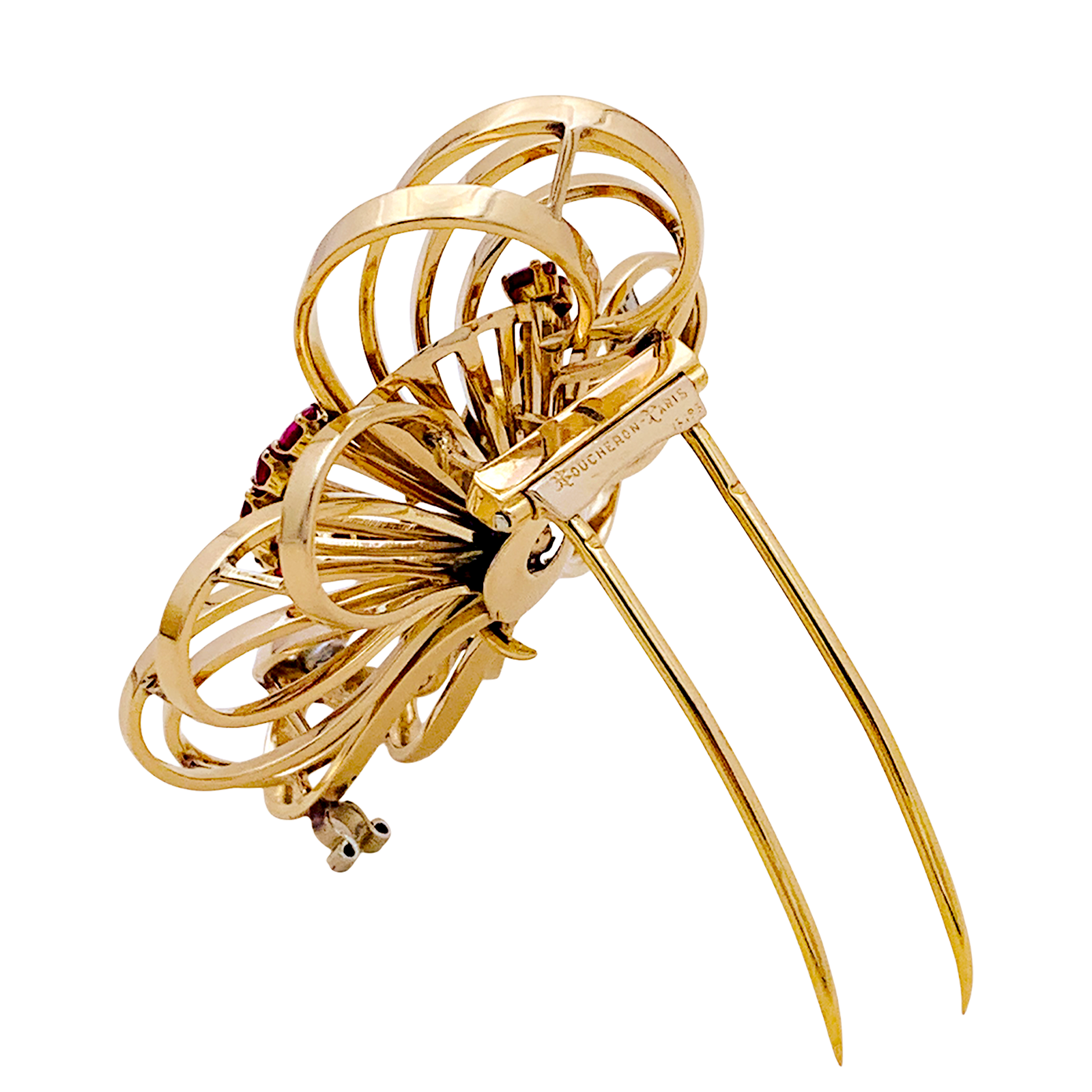 Broche BOUCHERON, or jaune, platine, rubis et diamants. 3