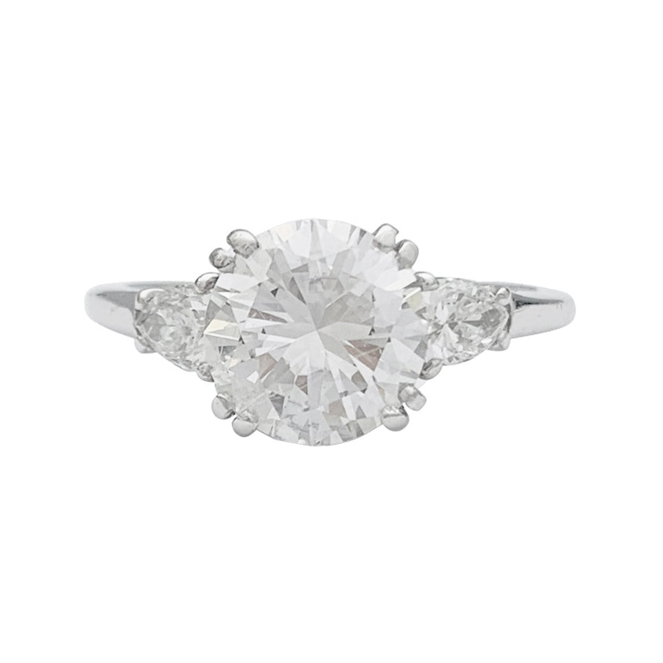 Une bague solitaire en platine 950/000 centrée d’un diamant taille brillant de 2 carats, couleur E, pureté VVS2 épaulé de diamants poires. LFG N°392391 E VVS2. (2022). Poids : 4,3 grammes 1