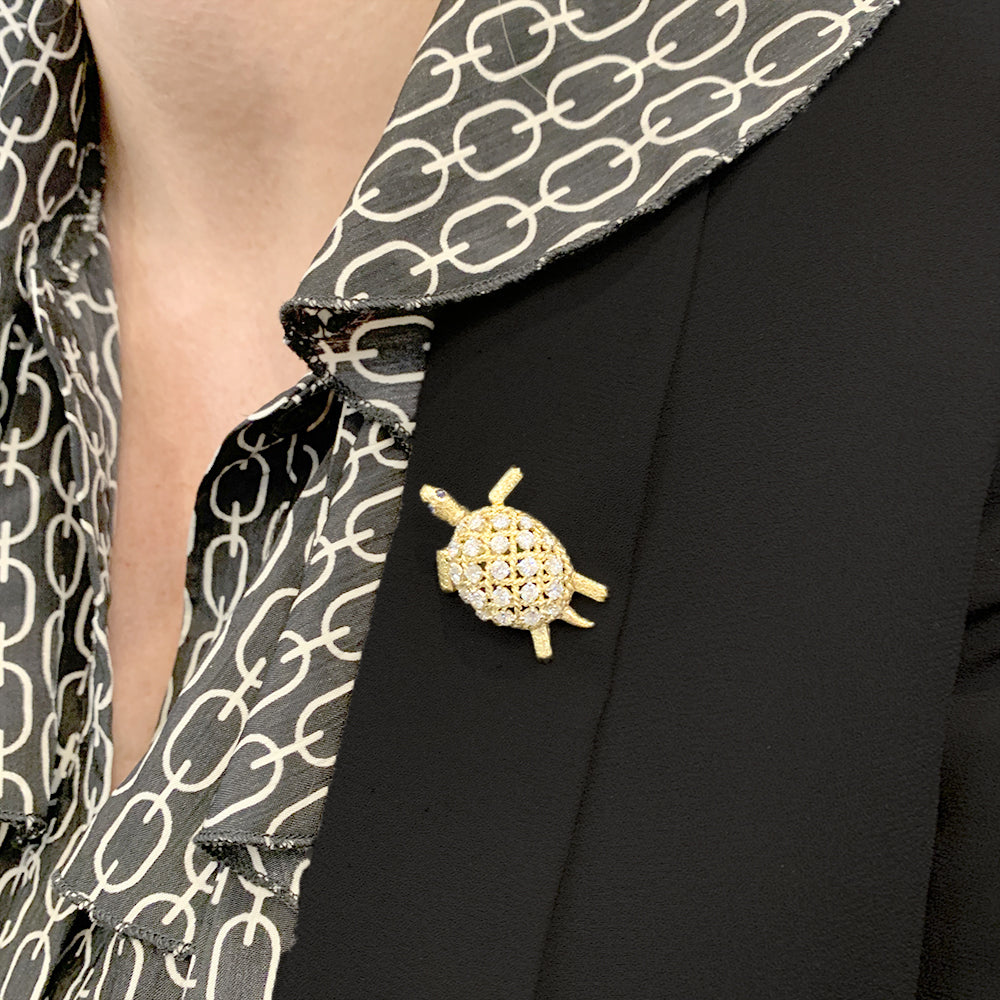 Broche Cartier vintage, "Tortue", or jaune et diamants. 6