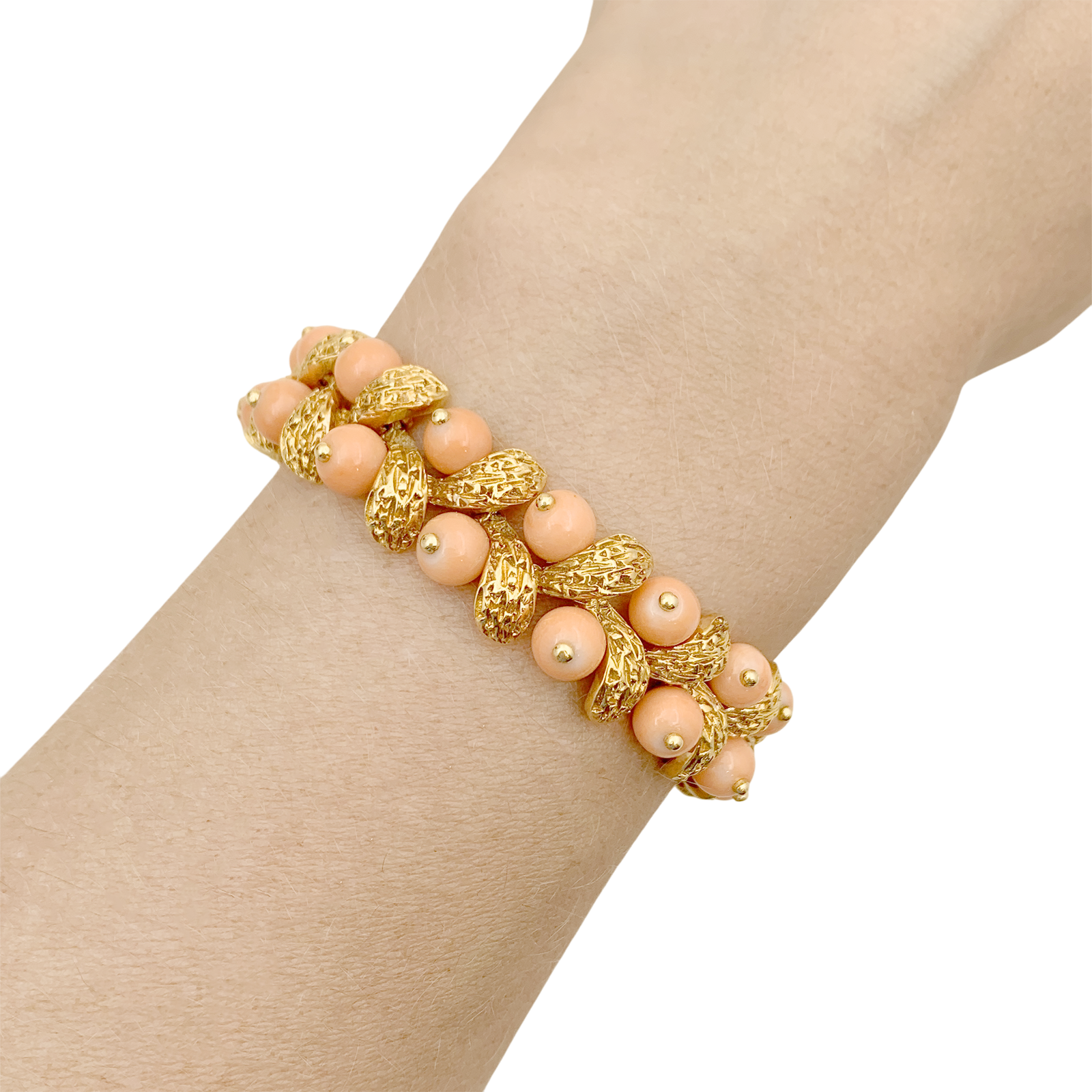 Bracelet Van Cleef & Arpels, “Gui”, or jaune, corail peau d’ange. 5