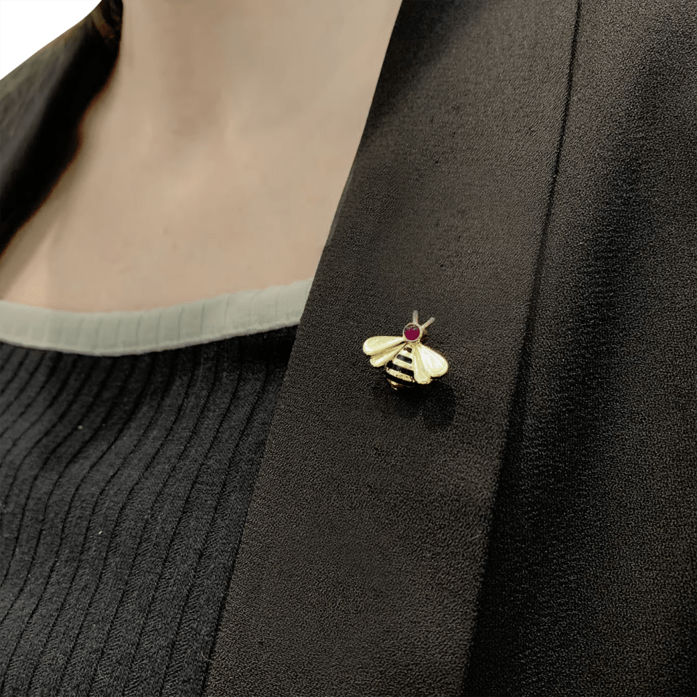 Pins Cartier, « Abeille », or jaune, émail et rubis. 6