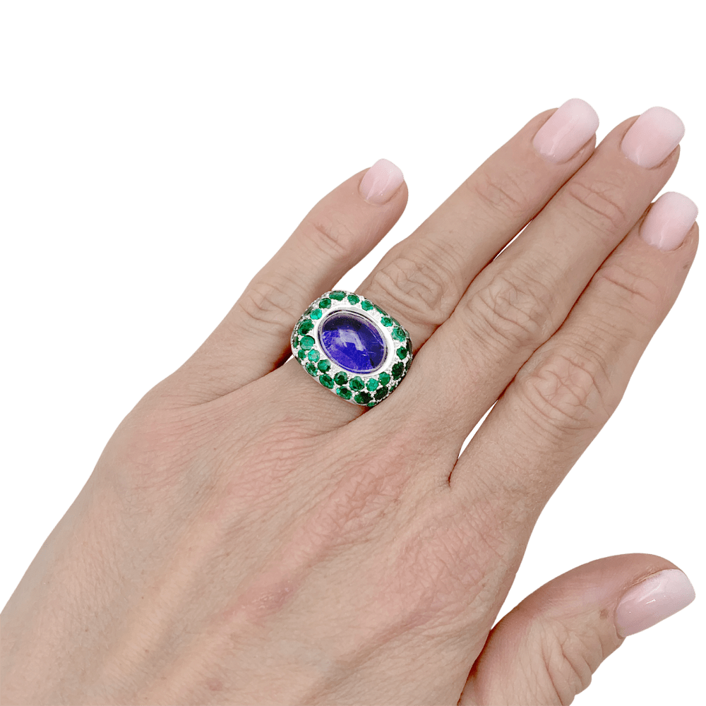 Bague Poiray « Cabaret » or blanc, iolite et émeraudes. 5