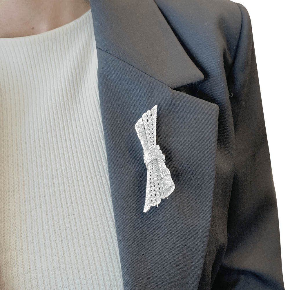 Broche double-clip, "Noeud", or blanc, platine et diamants. 6