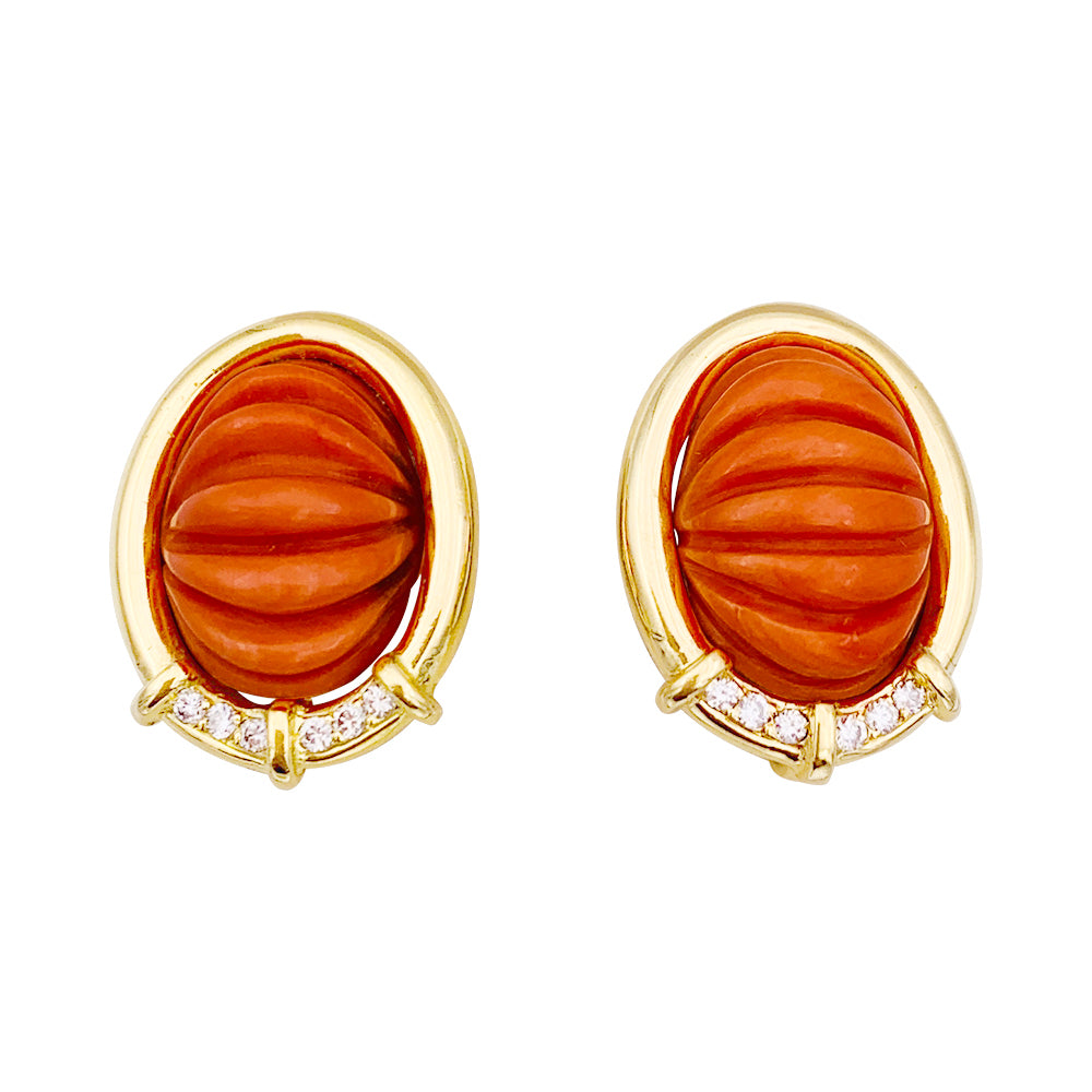 Boucles d'oreilles clips or jaune, corail et diamants. 1