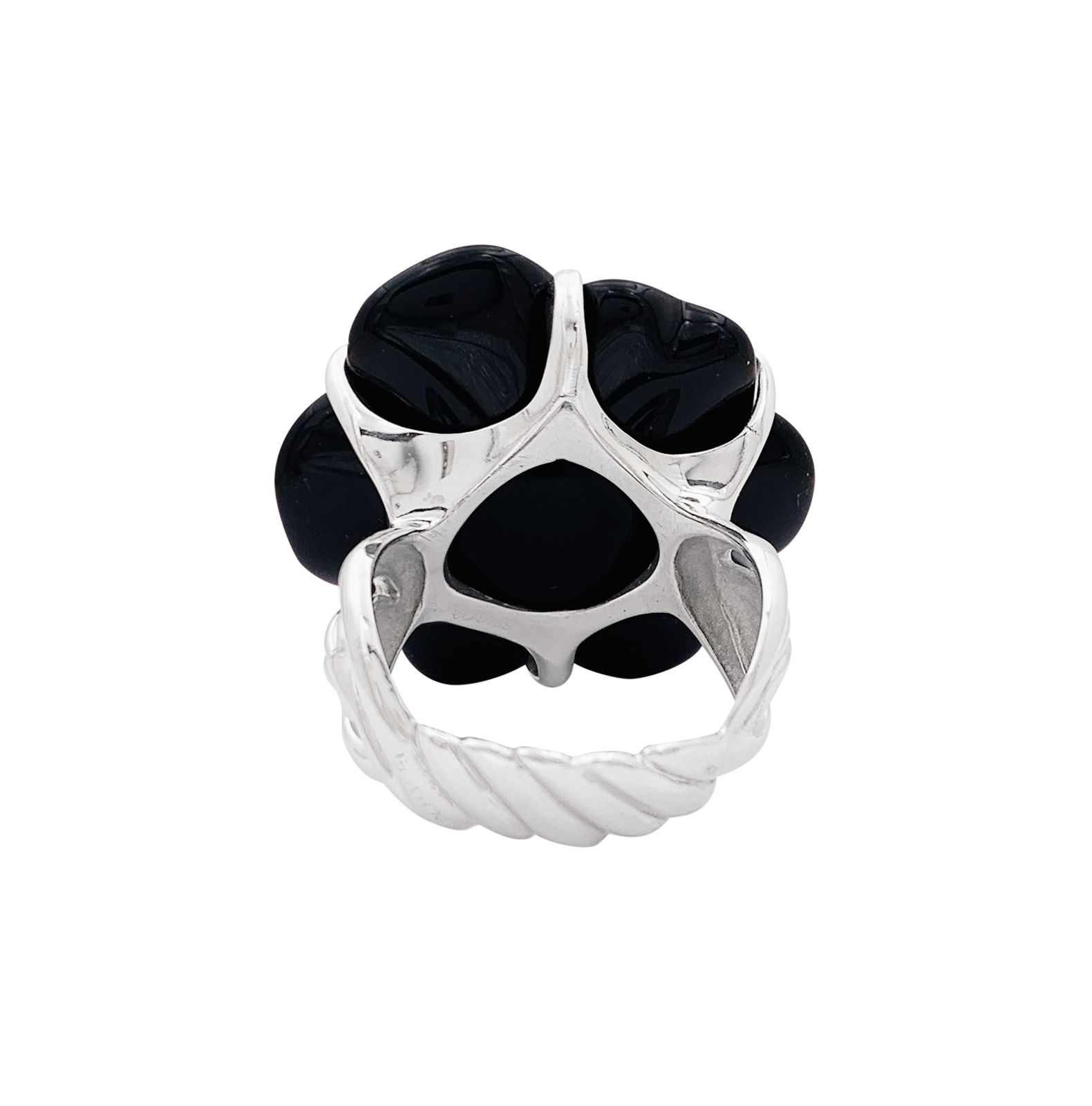 Bague Chanel, modèle "Camélia", en or blanc et onyx. 3